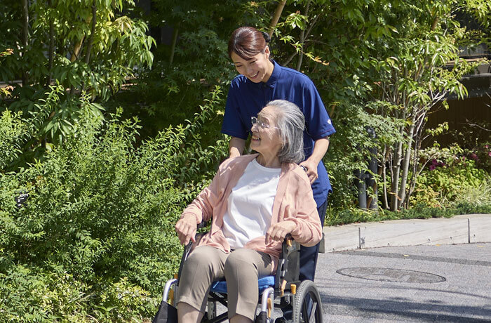 健やかな日々をお過ごしいただくために毎日のお散歩を - チャームプレミア グラン 御殿山 | 東京都品川区の介護付有料老人ホーム(介護施設)