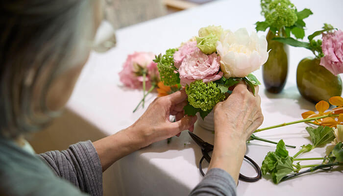 入居者が花を活ける生け花レクリエーション活動